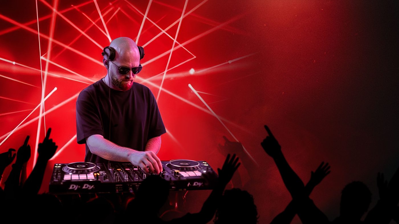 DJ Никита Самолётов за пультом